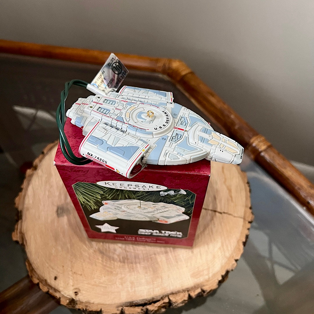 Vintage 1997 Star Trek U.S.S. Defiant Deep Space Nine Magic Hallmark Christmas Ornament